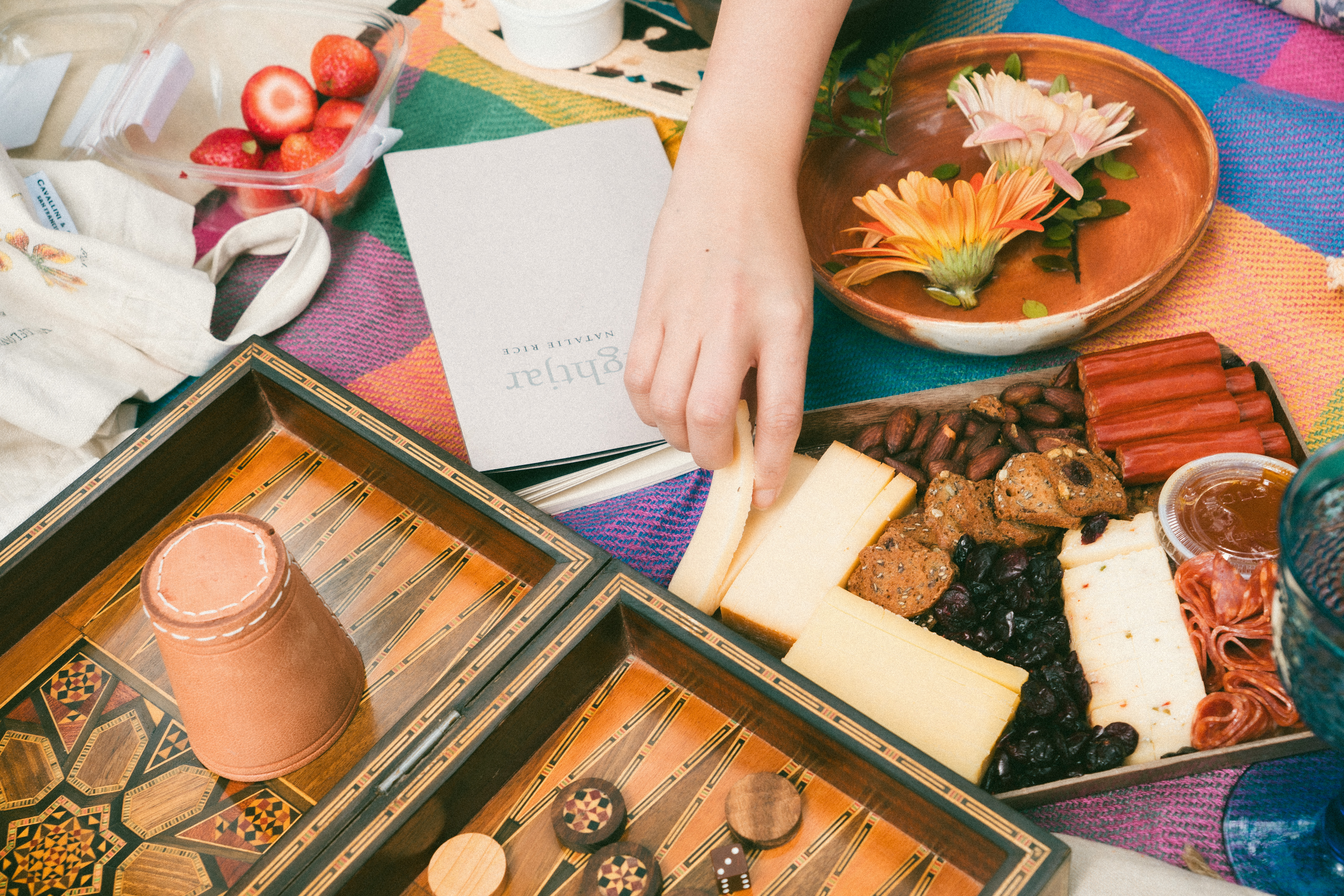 Memorable picnic details with charcuterie and drinks